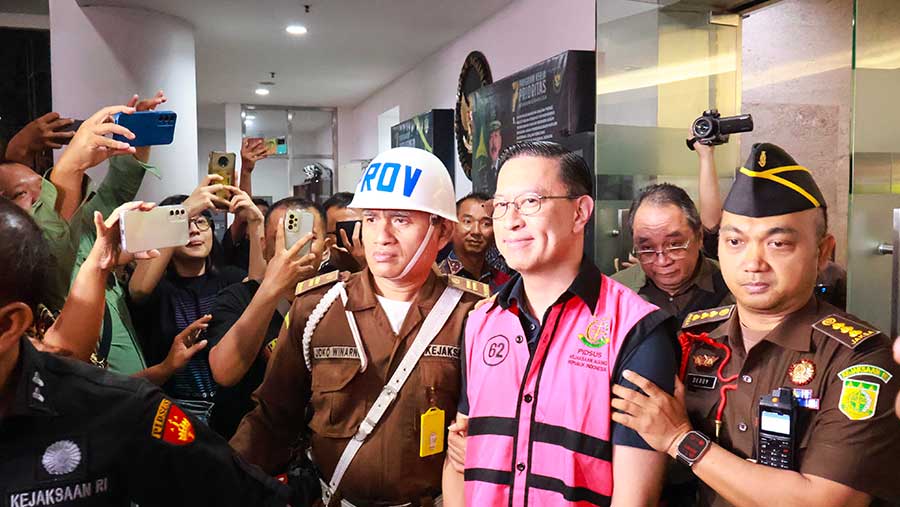 Mendag periode 2015-2016 Thomas Lembong menjadi tersangka korupsi impor gula oleh Kejaksaan Agung di Jakarta, Selasa (29/10/2024). (Dok. Kejagung)