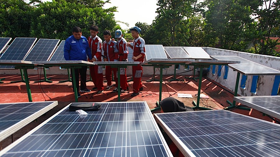 Meningkatnya informasi mengenai keuntungan PLTS banyak SMK mulai menerapkan pembelajaran di bidang Energi Terbarukan. (Bloomberg Technoz/Andrean)