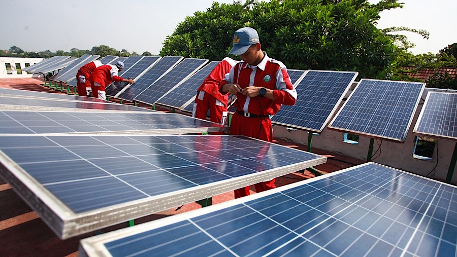 Siswa mengikuti pelajaran mengenai solar panel di SMK N 1 Kemang, Bogor, Jawa Barat, Rabu (30/10/2024).  (Bloomberg Technoz/Andrean Kristianto)