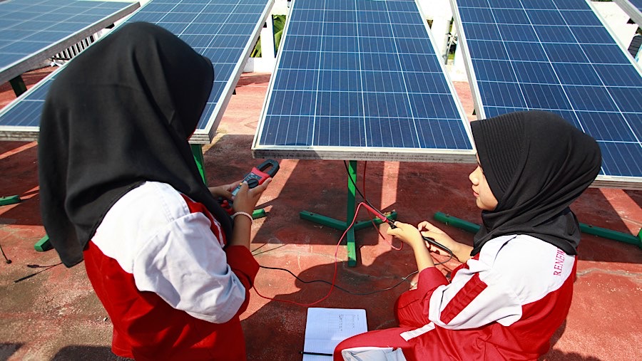 Siswi mengikuti pelajaran mengenai solar panel di SMK N 1 Kemang, Bogor, Jawa Barat, Rabu (30/10/2024).(Bloomberg Technoz/Andrean Kristianto)