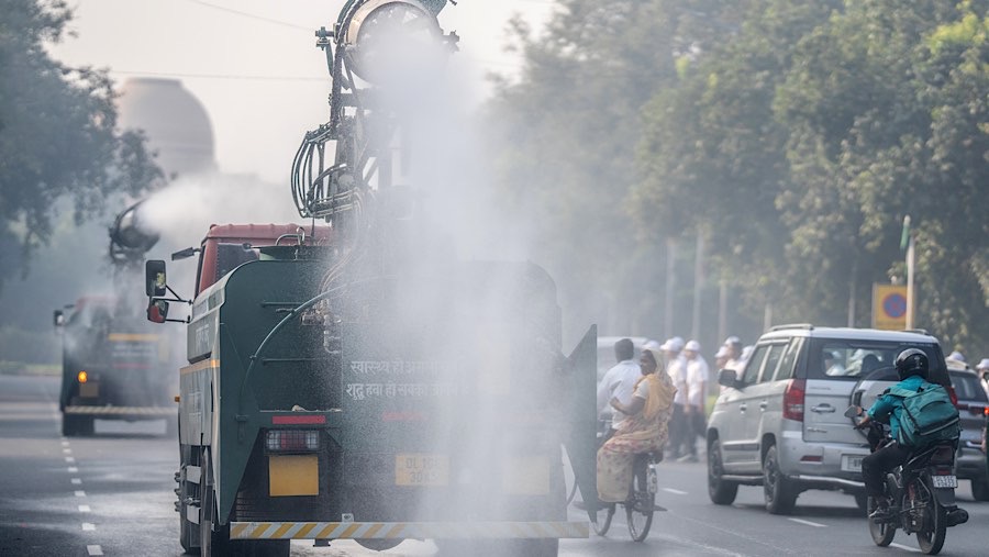 Delhi diselimuti kabut asap tebal setiap musim dingin akibat debu, kecepatan angin rendah, emisi kendaraan. (Anindito Mukherjee/Bloomberg)