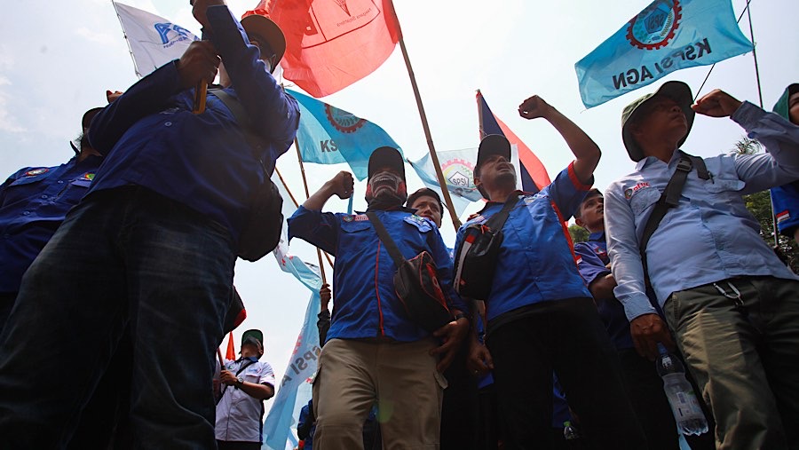 Akibat aksi ini jalanan menuju Medan Merdeka Selatan dari Patung Kuda ditutup.  (Bloomberg Technoz/Andrean Kristianto)