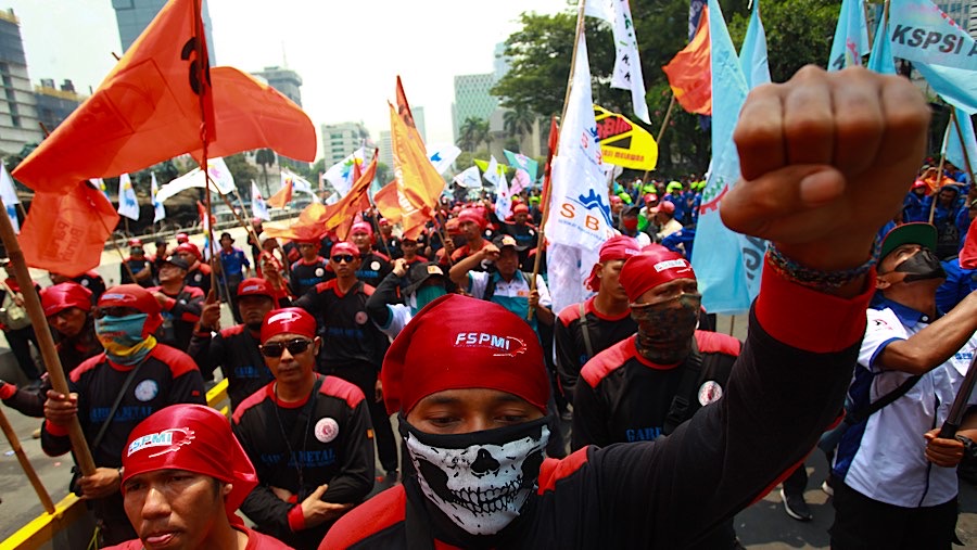 Ratusan buruh melakukan aksi unjuk rasa di kawasan Patung Kuda, Kamis (31/10/2024). (Bloomberg Technoz/Andrean Kristianto)