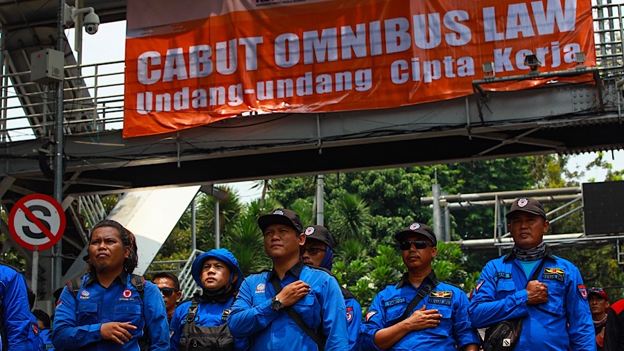 Aksi ini menuntut pencabutan Undang-Undang Cipta Kerja atau yang dikenal sebagai Omnibus Law.
 (Bloomberg Technoz/Andrean Kristianto)