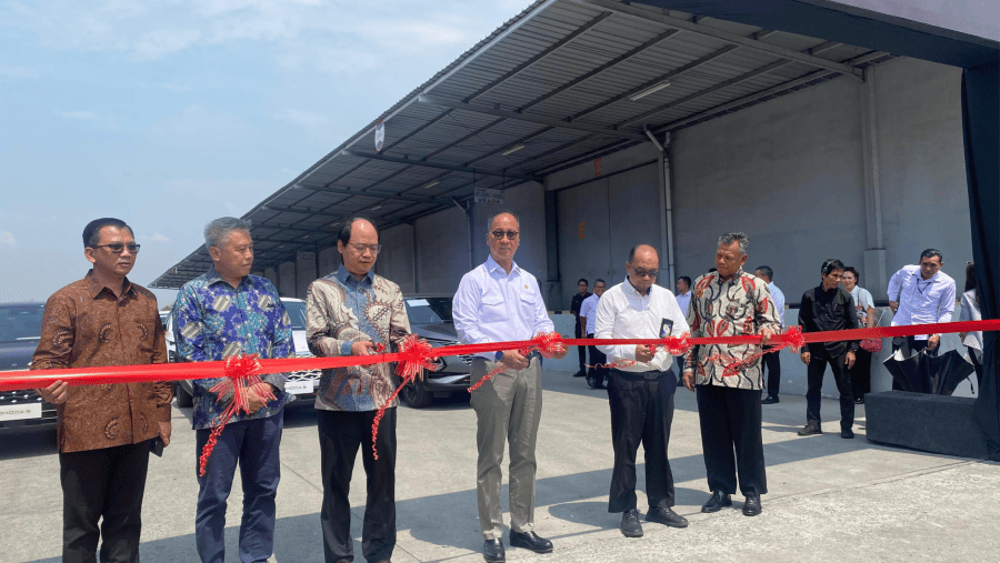 Menteri Perindustrian Agus Gumiwang Kartasasmita saat Ekspor perdana Chery Omoda 5 ke Vietnam dari Cikarang, Jumat (1/11/2024)./Bloomberg Technoz-Dova