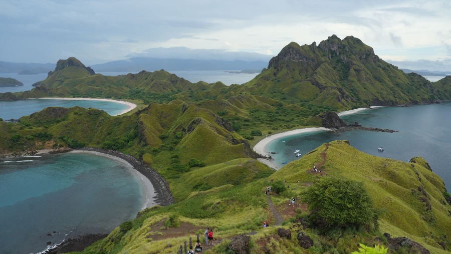 Para turis mendaki Pulau Padar di Labuan Bajo. Devisa dari sektor pariwisata bisa membantu kekuatan rupiah (Dimas Ardian/Bloomberg)