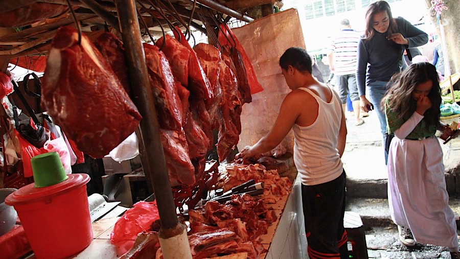 Pedagang memotong daging sapi di Pasar Minggu, Jumat (1/11/2024). (Bloomberg Technoz/Andrean Kristianto)