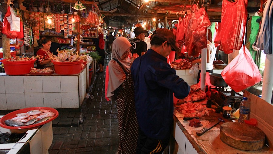 Warga berbelanja di Pasar Minggu, Jumat (1/11/2024). (Bloomberg Technoz/Andrean Kristianto)