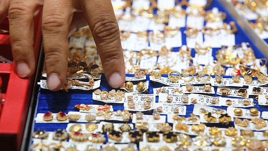 Pegawai merapihkan emas perhiasan di Pasar Minggu, Jumat (1/11/2024). (Bloomberg Technoz/Andrean Kristianto)