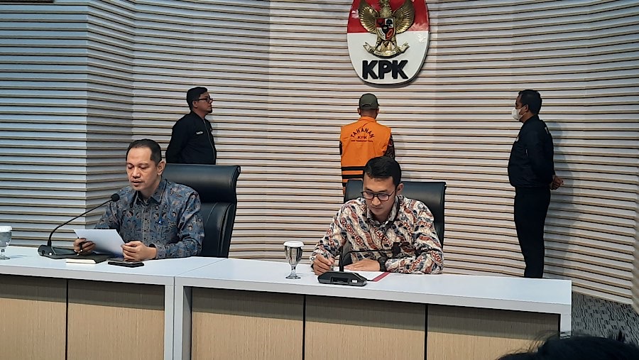 Wakil Ketua KPK Nurul Ghufron dan juru bicara KPK Budi Prasetyo saat Konferensi Pers korupsi APD Kemenkes saat Covid-19. (Bloomberg Technoz/Fikri)