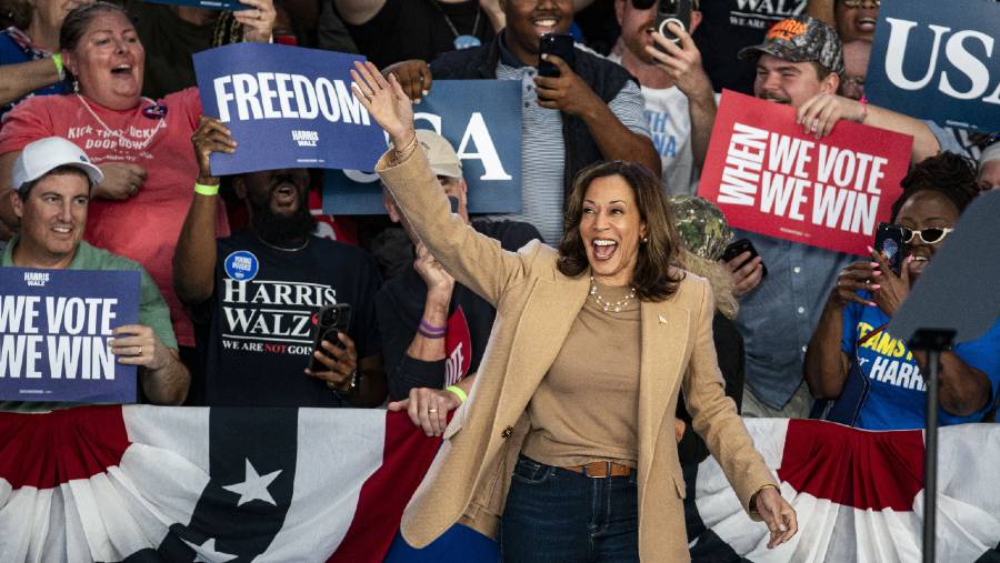 Kamala Harris berkampanye di Charlotte, North Carolina, 2 November. (Bloomberg)