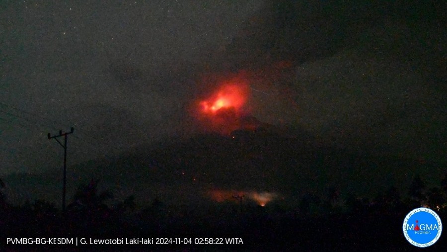 Aktivitas vulkanik Gunung Lewotobi Laki-laki yang terletak di Kabupaten Flores Timur pada Minggu, 3 November 2024 malam. (Dok: Aplikasi Magma ESDM)