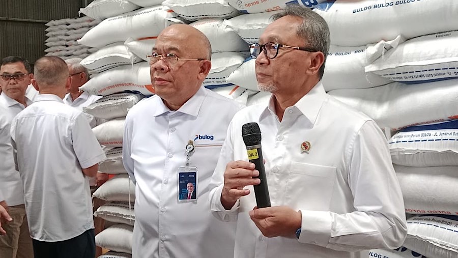 Kunjungan Menko Pangan Zulkifli Hasan ke gudang Bulog di Kelapa Gading, Senin (4/11/2024). (Bloomberg Technoz/Pramesti Regita Cindy)