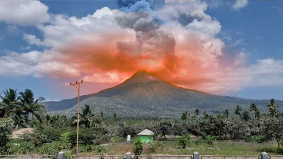 Gunung Lewotobi Laki-laki Flores Meletus (Diolah)