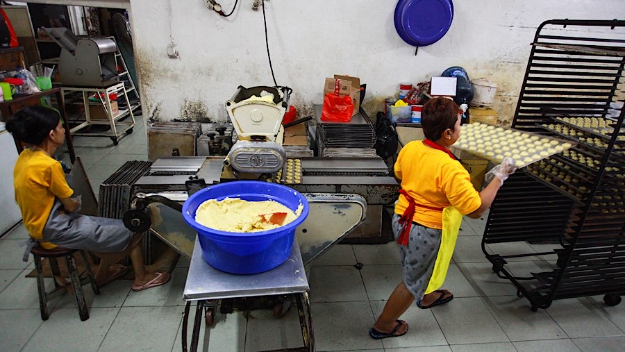 Beragam varian roti dijual dengan harga mulai dari Rp12.000 hingga Rp50.000. (Bloomberg Technoz/Andrean Kristianto)