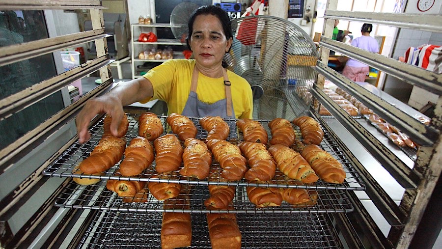 Namun kini penjualan Roti Gelora mengalami penurunan hingga 80% akibat daya beli yang menurun.
(Bloomberg Technoz/Andrean Kristianto)