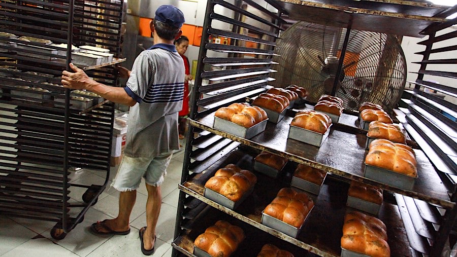 Toko roti ini berada di dalam gang sempit di kawasan Jatinegara, Jakarta Timur. (Bloomberg Technoz/Andrean Kristianto)