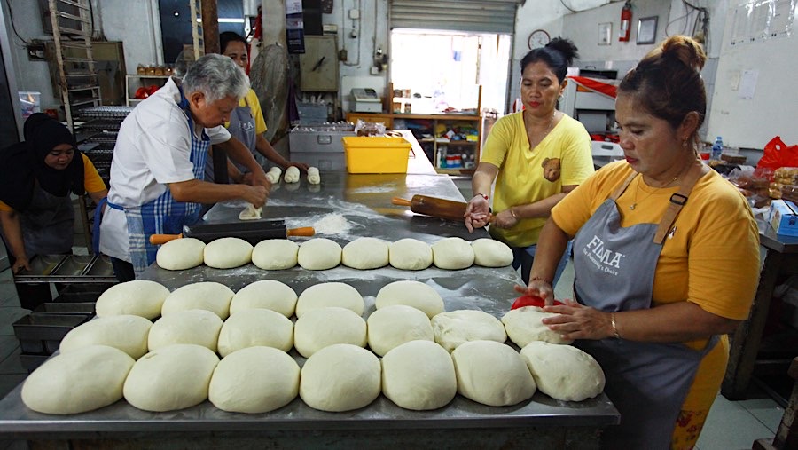 Pekerja menyelesaikan pembuatan roti di Toko Roti Gelora, Jakarta, Senin (4/11/2024). (Bloomberg Technoz/Andrean Kristianto)