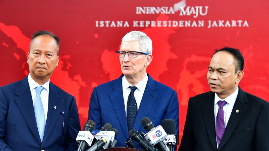 CEO Apple Tim Cook memberi keterangan kepada media usai bertemu Presiden RI ke-7 Jokowi. (Setkab)