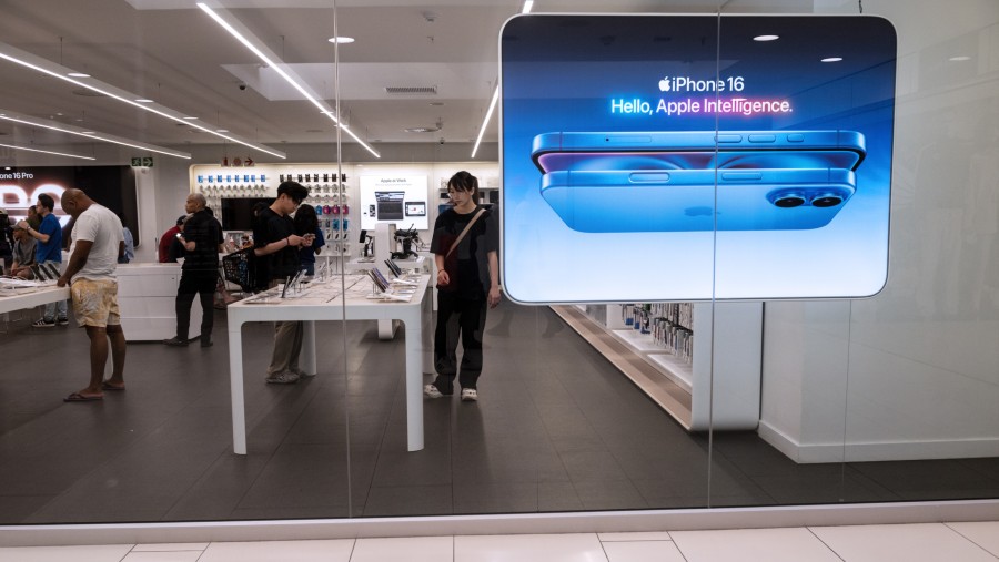 Suasana penjualan iPhone 16 di sebuah jaringan ritel Apple. (Bloomberg)