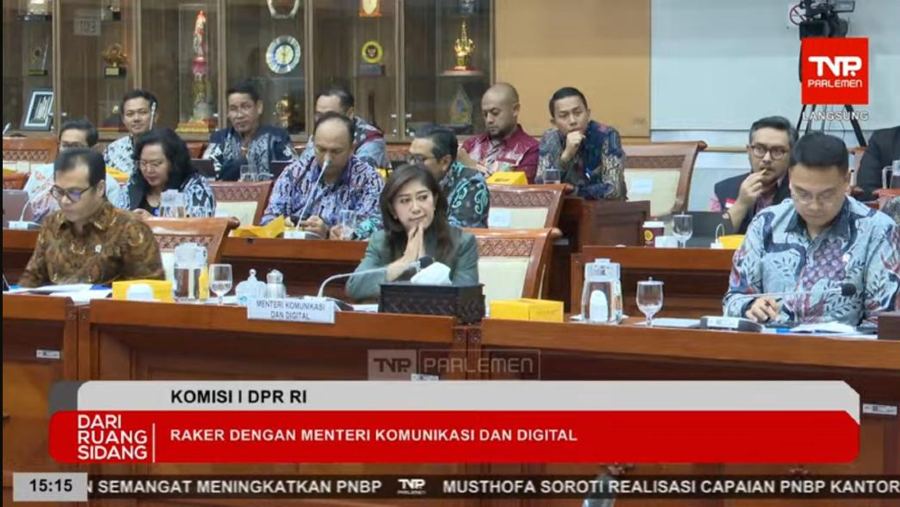 Menteri Komdigi Meutya Hafid dalam rapat dengan Komisi I DPR. (Tangkapan Layar/TV Parlemen)