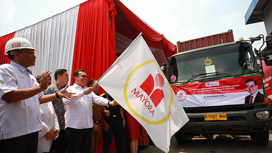 Mendag Budi Santoso melepas kontainer ekspor produk Mayora Group di Cikupa, Banten, Selasa (5/11/2024). (Bloomberg Technoz/Andrean Kristianto)