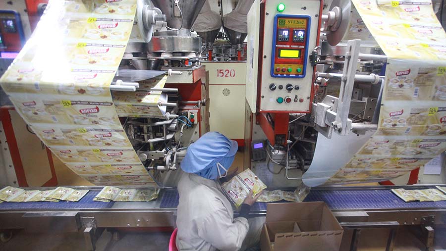 Pekerja mengemas produk minuman instan di salah satu pabrik di Cikupa, Banten, Selasa (5/11/2024). (Bloomberg Technoz/Andrean Kristianto)