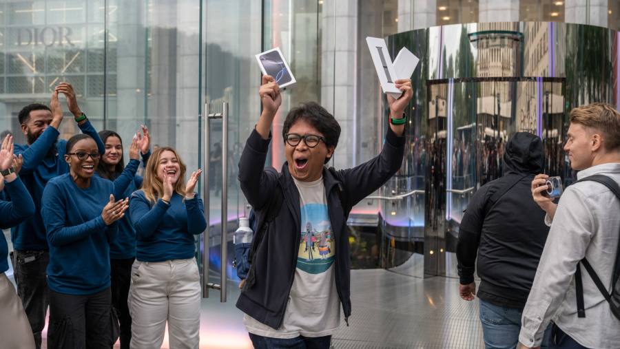 Pengguna merayakan kepemilikan perangkat Apple baru, iPhone 16. (Victor J. Blue/Bloomberg)