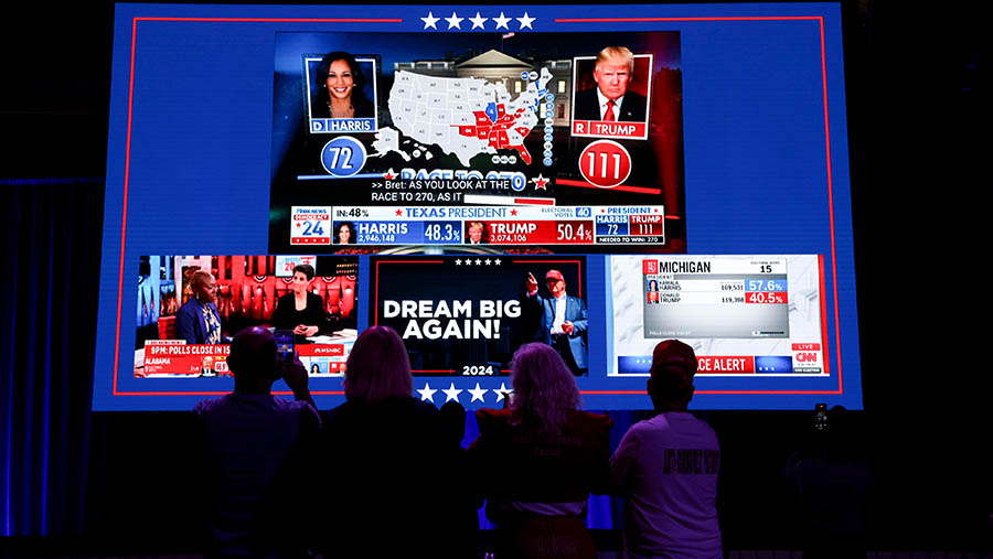 Pendukung menyaksikan siaran hasil pilpres AS 2024 di Palm Beach Convention Center, Florida, AS, Selasa (5/11/2024). (Eva Marie Uzcategui/Bloomberg)