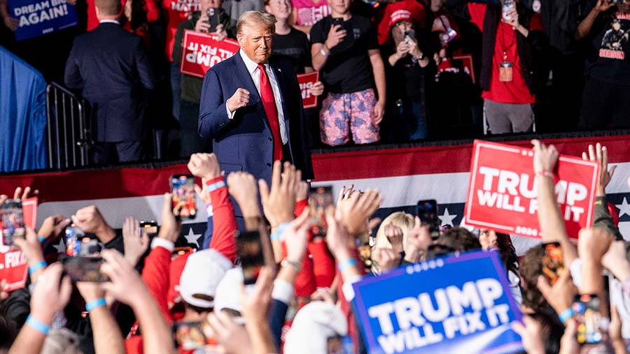 Capres AS Donald Trump tiba untuk penutupan kampanyenya di Van Andel Arena di Grand Rapids, Michigan, AS, Selasa (5/11/2024). (Sarah Rice/Bloomberg)