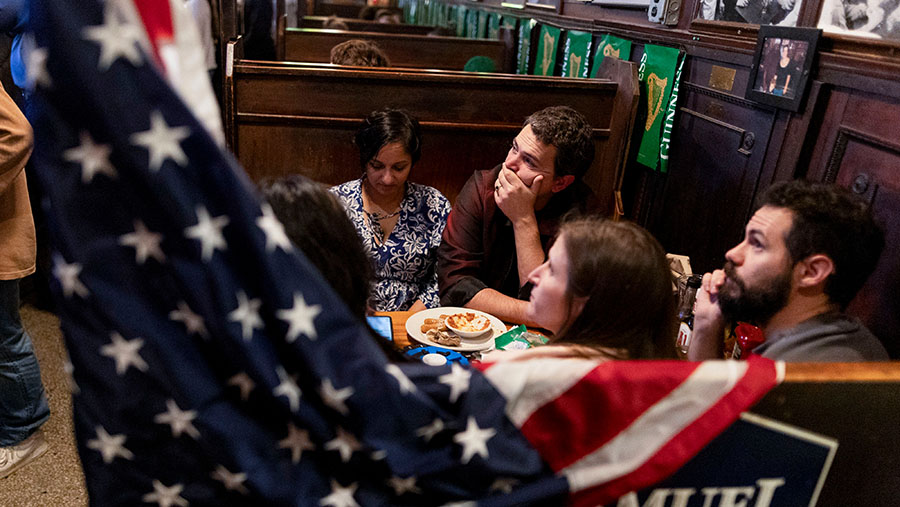 Warga menyaksikan hasil pemilu yang disiarkan di Manuel's Tavern di Atlanta, Georgia, AS, Selasa (5/11/2024). (Christian Monterrosa/Bloomberg)