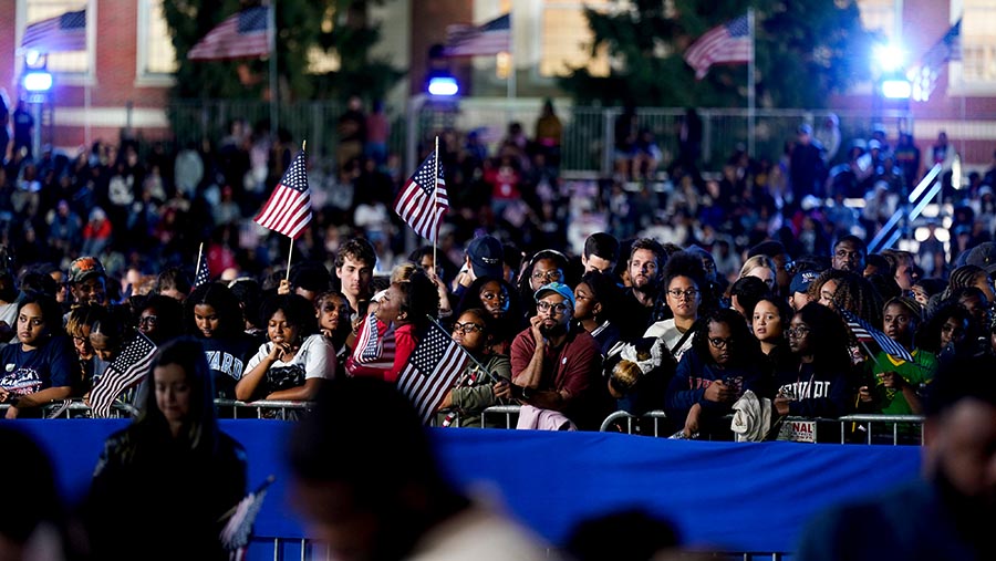 Pendukung menyaksikan hasil pemilu yang disiarkan di Washington, DC, AS, Selasa (5/11/2024). (Al Drago/Bloomberg)
