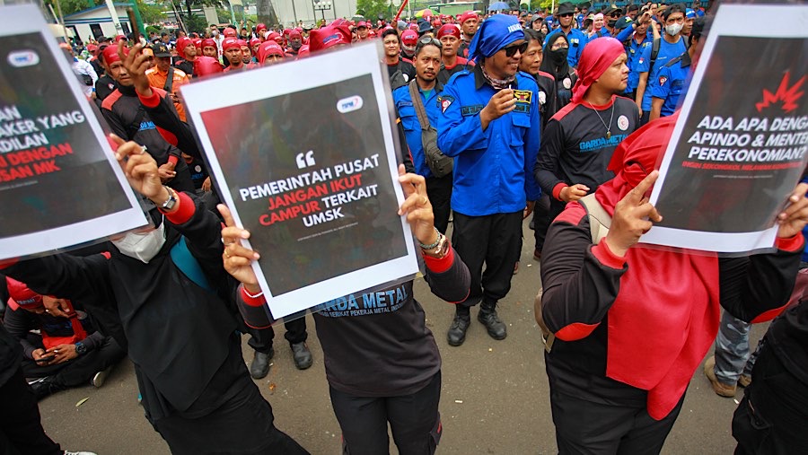 Sejumlah buruh melakukan aksi unjuk rasa di depan kantor Kemnaker, Kamis (7/11/2024). (Bloomberg Technoz/Andrean Kristianto)