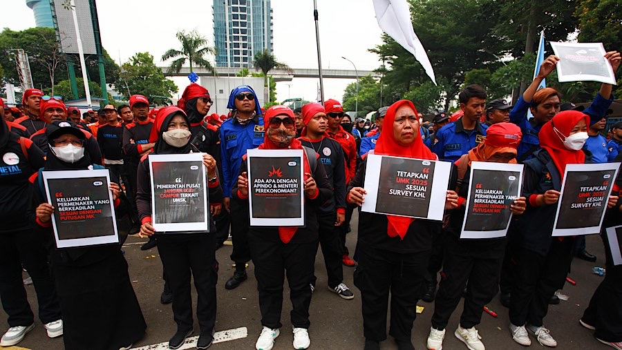 Sejumlah buruh melakukan aksi unjuk rasa di depan kantor Kemnaker, Kamis (7/11/2024). (Bloomberg Technoz/Andrean Kristianto)