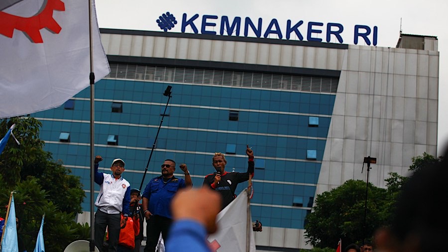 Sejumlah buruh melakukan aksi unjuk rasa di depan kantor Kemnaker, Kamis (7/11/2024). (Bloomberg Technoz/Andrean Kristianto)