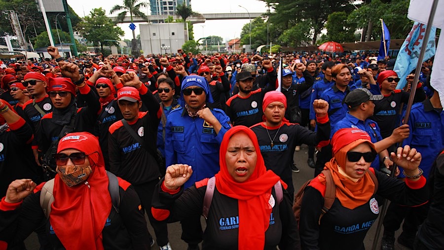 Sejumlah buruh melakukan aksi unjuk rasa di depan kantor Kemnaker, Kamis (7/11/2024). (Bloomberg Technoz/Andrean Kristianto)