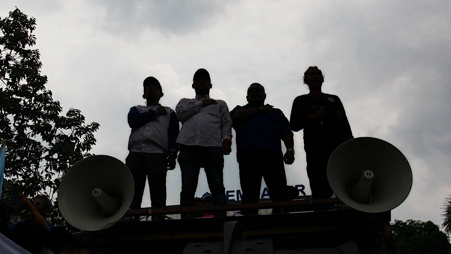 Sejumlah buruh melakukan aksi unjuk rasa di depan kantor Kemnaker, Kamis (7/11/2024). (Bloomberg Technoz/Andrean Kristianto)