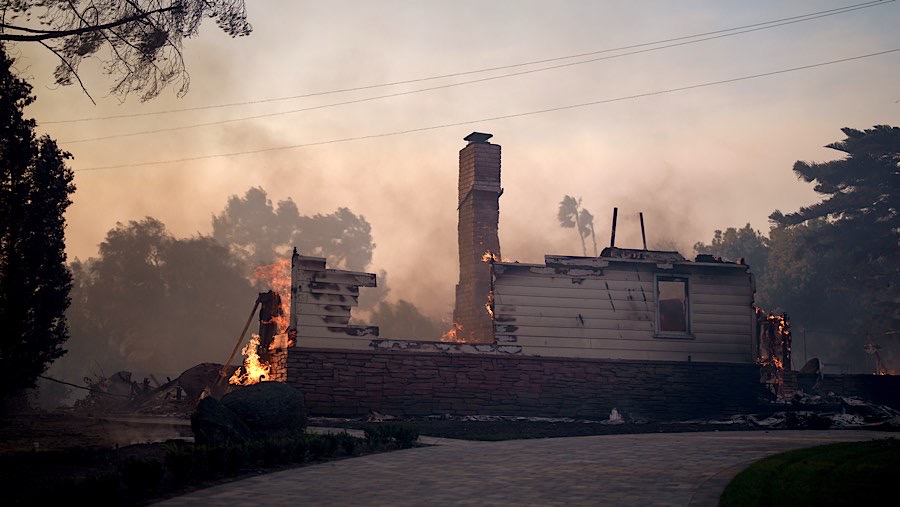 Layanan Cuaca Nasional mengeluarkan peringatan bendera merah untuk sebagian besar wilayah California. (Eric Thayer/Bloomberg)