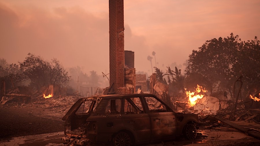 Kebakaran Gunung yang cepat berkembang di Ventura County telah membakar 1.000 hektar. (Eric Thayer/Bloomberg)