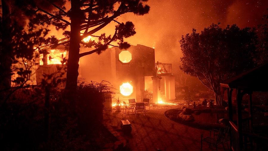 Rumah terbakar saat Kebakaran Gunung di Camarillo, California, AS, Rabu (6/11/2024).  (Eric Thayer/Bloomberg)