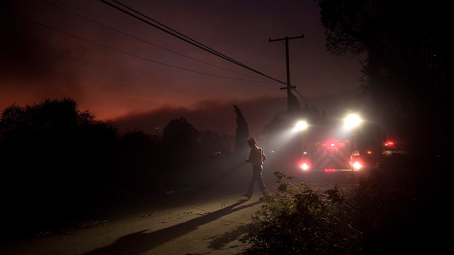 Kebakaran hutan ini dipicu oleh angin kering yang kencang. (Eric Thayer/Bloomberg)