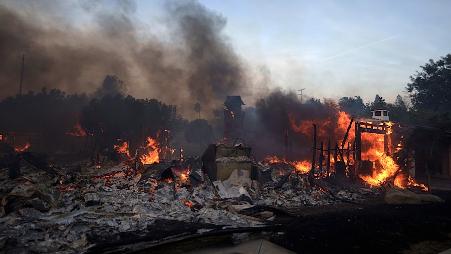 Rumah terbakar saat Kebakaran Gunung di Camarillo, California, AS, Rabu (6/11/2024).  (Eric Thayer/Bloomberg)