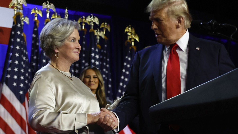 Donald Trump dan Susie Wiles. (Sumber: Bloomberg)