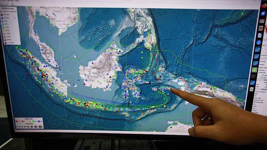 Petugas memantau peringatan gempa dan tsunami di Gedung BMKG, Jakarta, Jumat (8/11/2024). (Bloomberg Technoz/Andrean Kristianto)