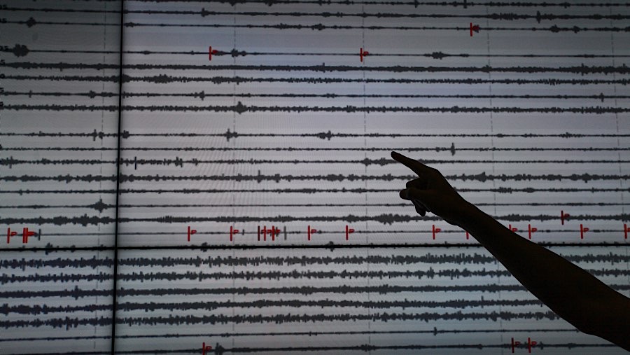 Petugas memantau peringatan gempa dan tsunami di Gedung BMKG, Jakarta, Jumat (8/11/2024). (Bloomberg Technoz/Andrean Kristianto)