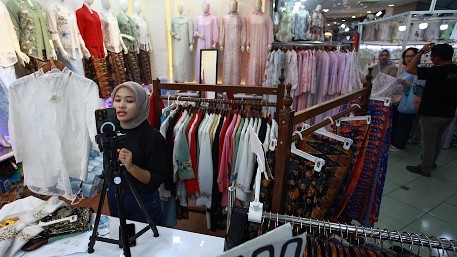 Pedagang melakukan siaran langsung untuk berjualan di Thamrin City, Jakarta, Senin (11/11/2024). (Bloomberg Technoz/Andrean Kristianto)