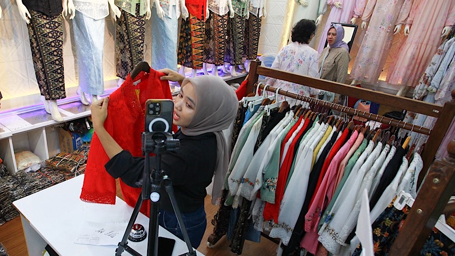 Pedagang melakukan siaran langsung untuk berjualan di Thamrin City, Jakarta, Senin (11/11/2024). (Bloomberg Technoz/Andrean Kristianto)