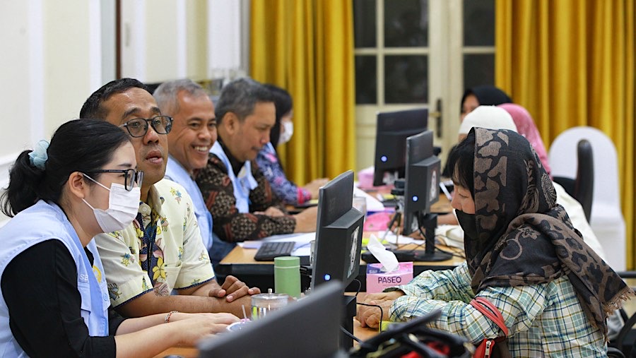 Warga menyampaikan laporan pada program Lapor Mas Wapres di Istana Wakil Presiden, Jakarta, Selasa (12/11/2024) (Bloomberg Technoz/Andrean Kristianto)