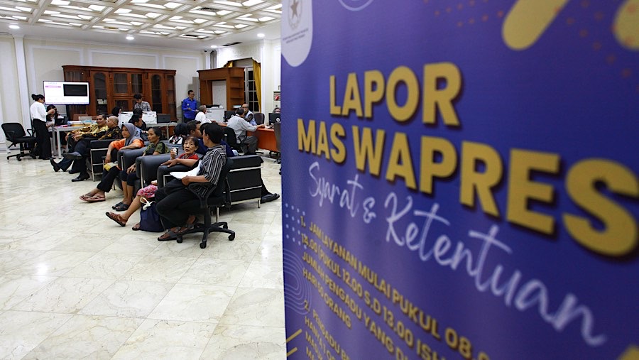 Warga menyampaikan laporan pada program Lapor Mas Wapres di Istana Wakil Presiden, Jakarta, Selasa (12/11/2024) (Bloomberg Technoz/Andrean Kristianto)