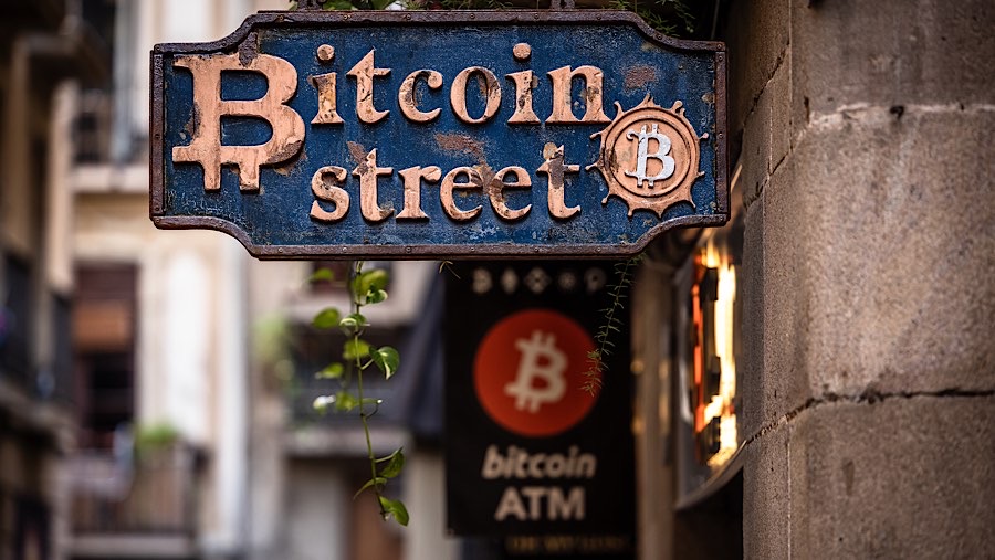 Tanda ‘Bitcoin Street’ di luar bursa mata uang kripto di Barcelona, ​​Spanyol, Senin (11/11/2024). (Angel Garcia/Bloomberg)